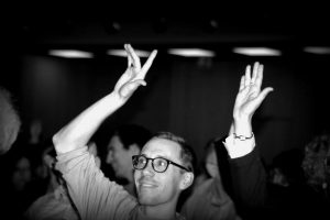 400 personnes chantent en cœur le bonheur en entreprise !